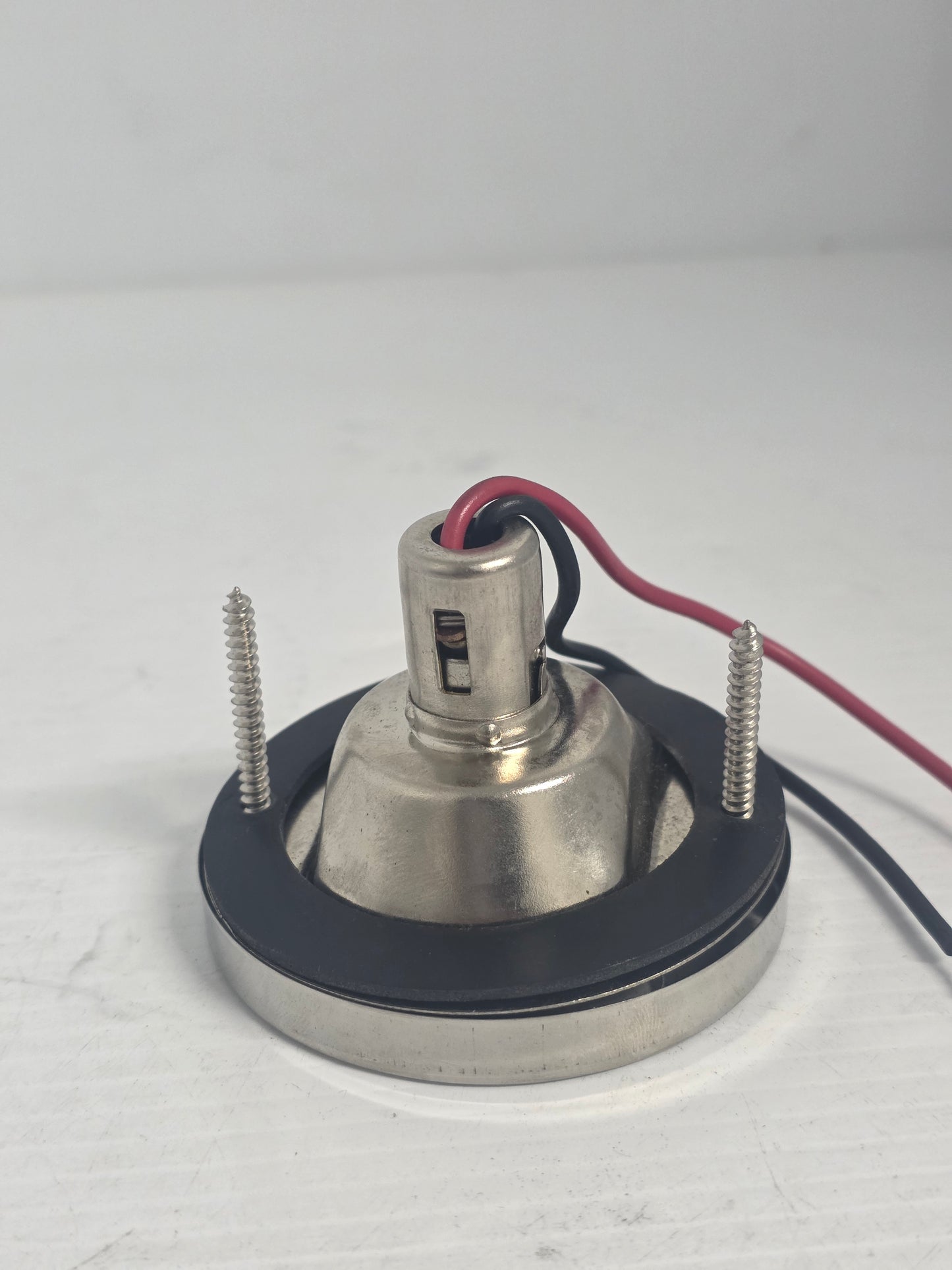 6356D7 Attwood Vertical, Flush Mount Transom Light - Round 43895 | Marine Electrical Part
