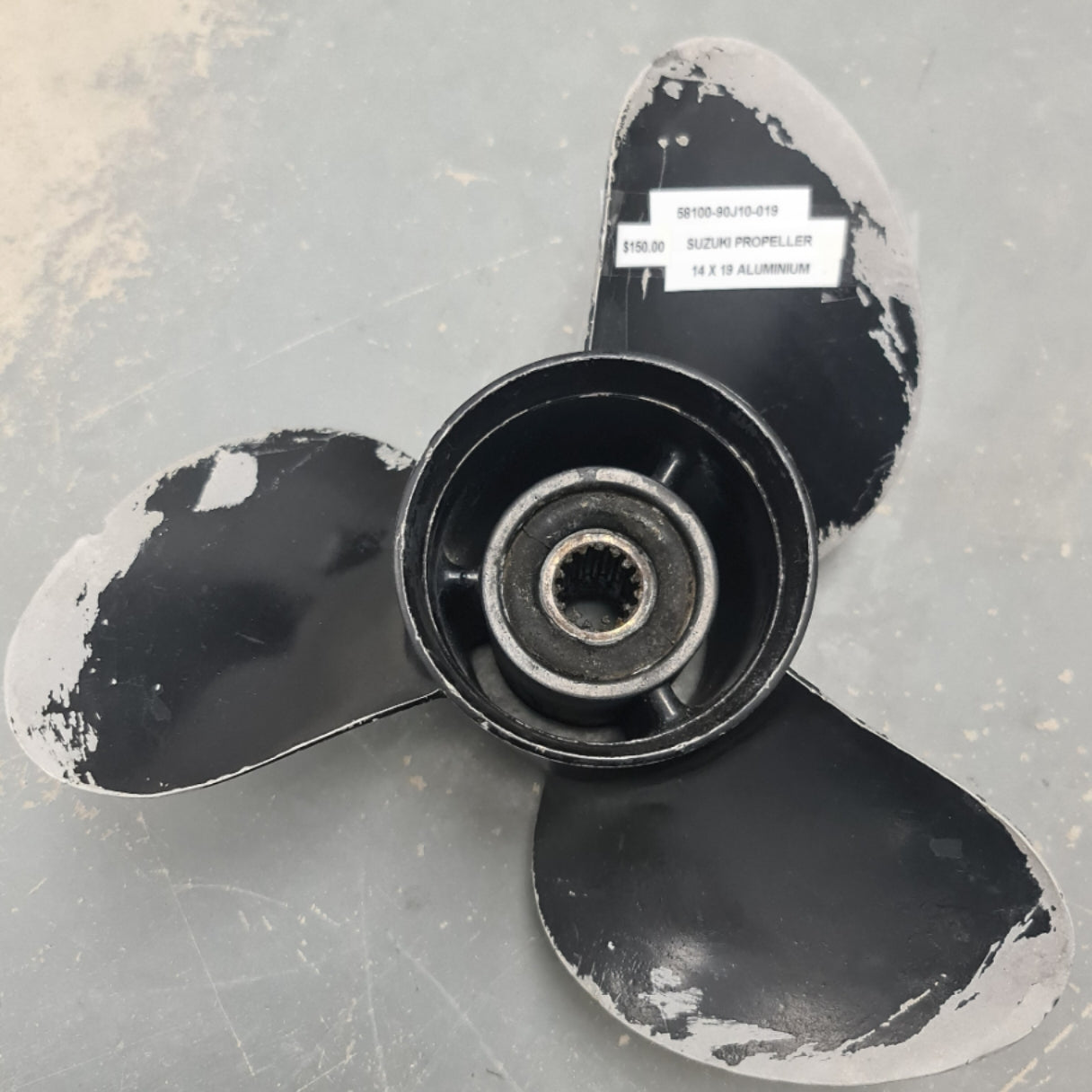58100-90J10-019 Suzuki 14 x 19 Aluminium Propeller – DF70A–DF140 RH 15 Spline | Genuine Used Part