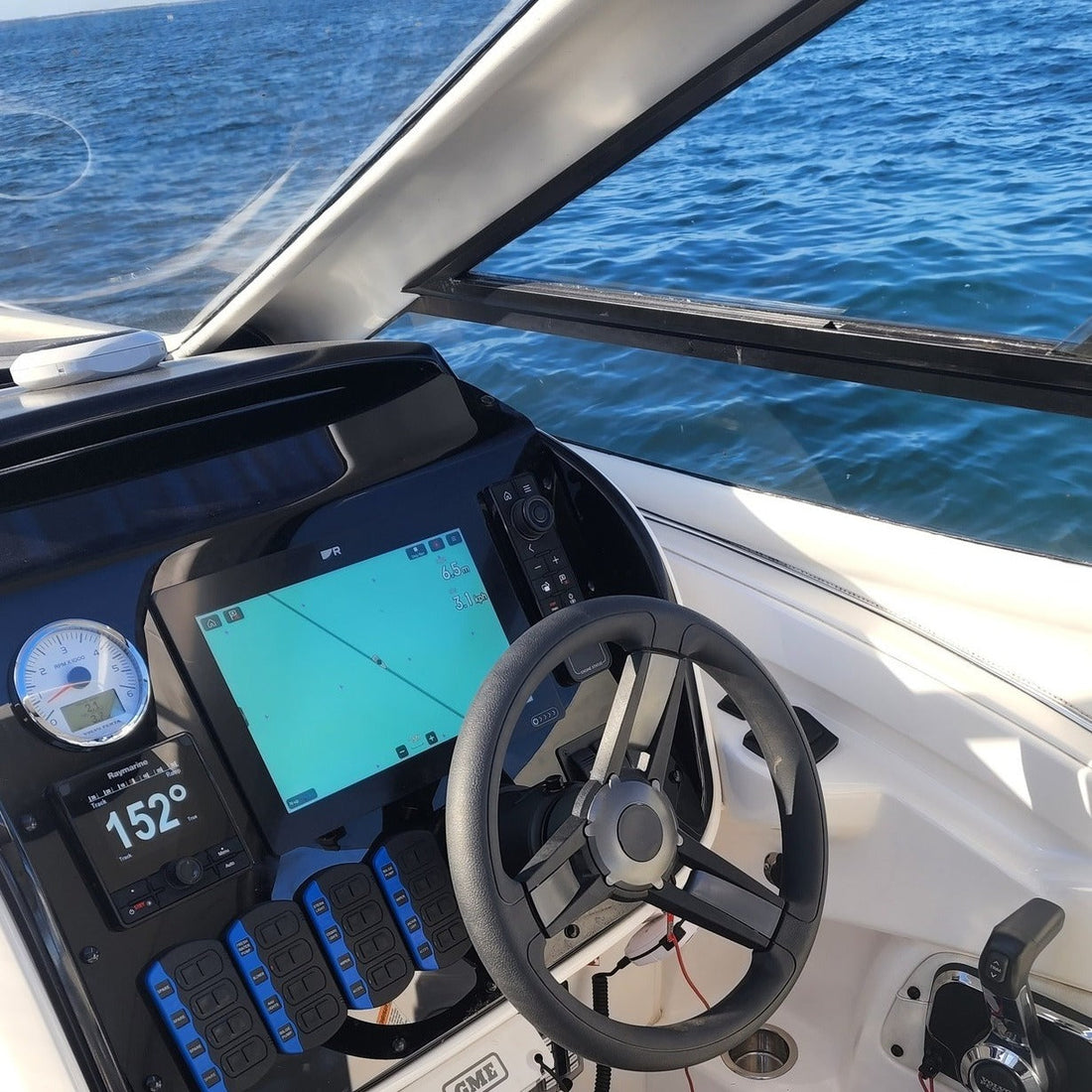 Upgrade your boat with the latest tech and accessories! ⛵️