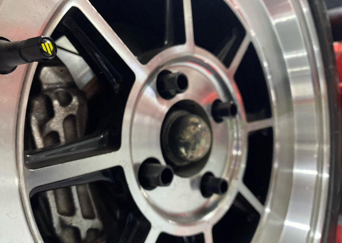KWM074 Whiteline Universal Tyre Valve Caps Whiteline 'W' Branded | Genuine Whiteline Suspension Component - photo 3 of 3