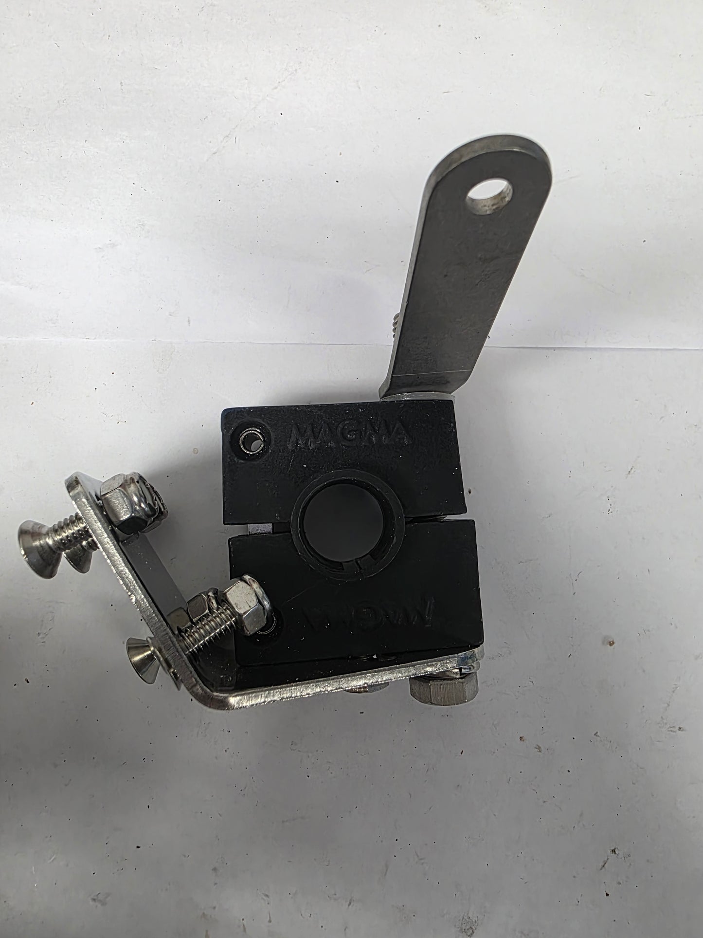 139688 Magma Rail Mount Kit Single Horizontal Round Small