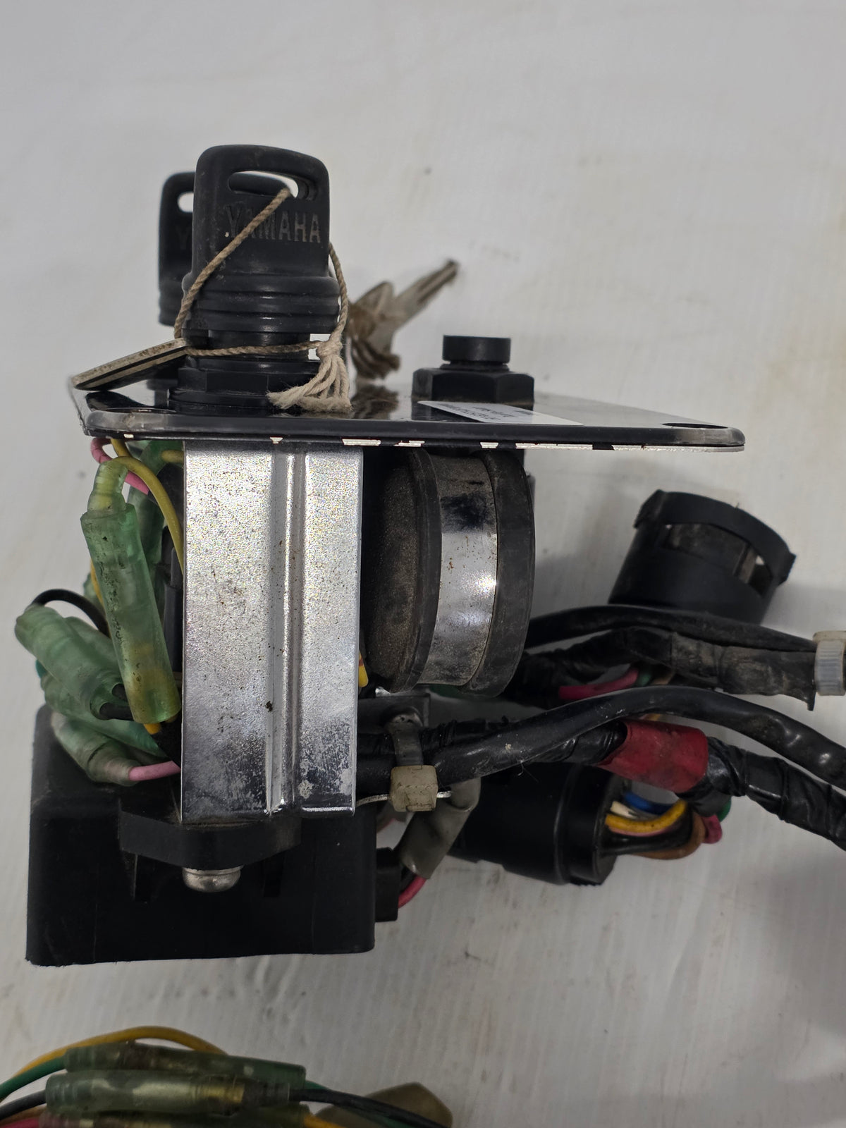 6K1-82570-08 Yamaha Dual Key Switch With Key | Genuine Used Part - photo 2 of 13