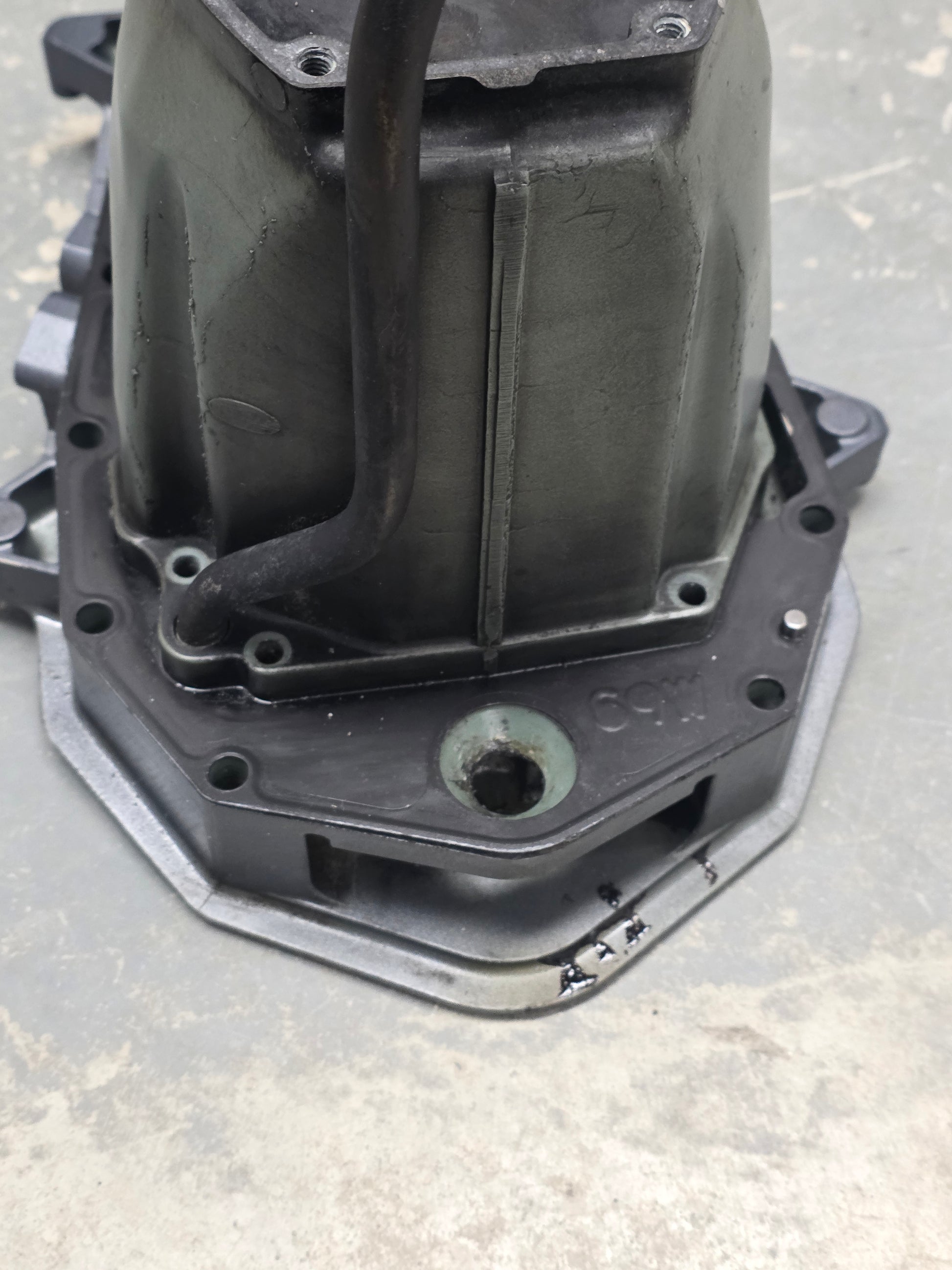 62Y-15311-03-CA 67C-41137-01-CA Yamaha 40T Oil Pan & Exhaust Guide | Genuine Used Part - photo 6 of 6