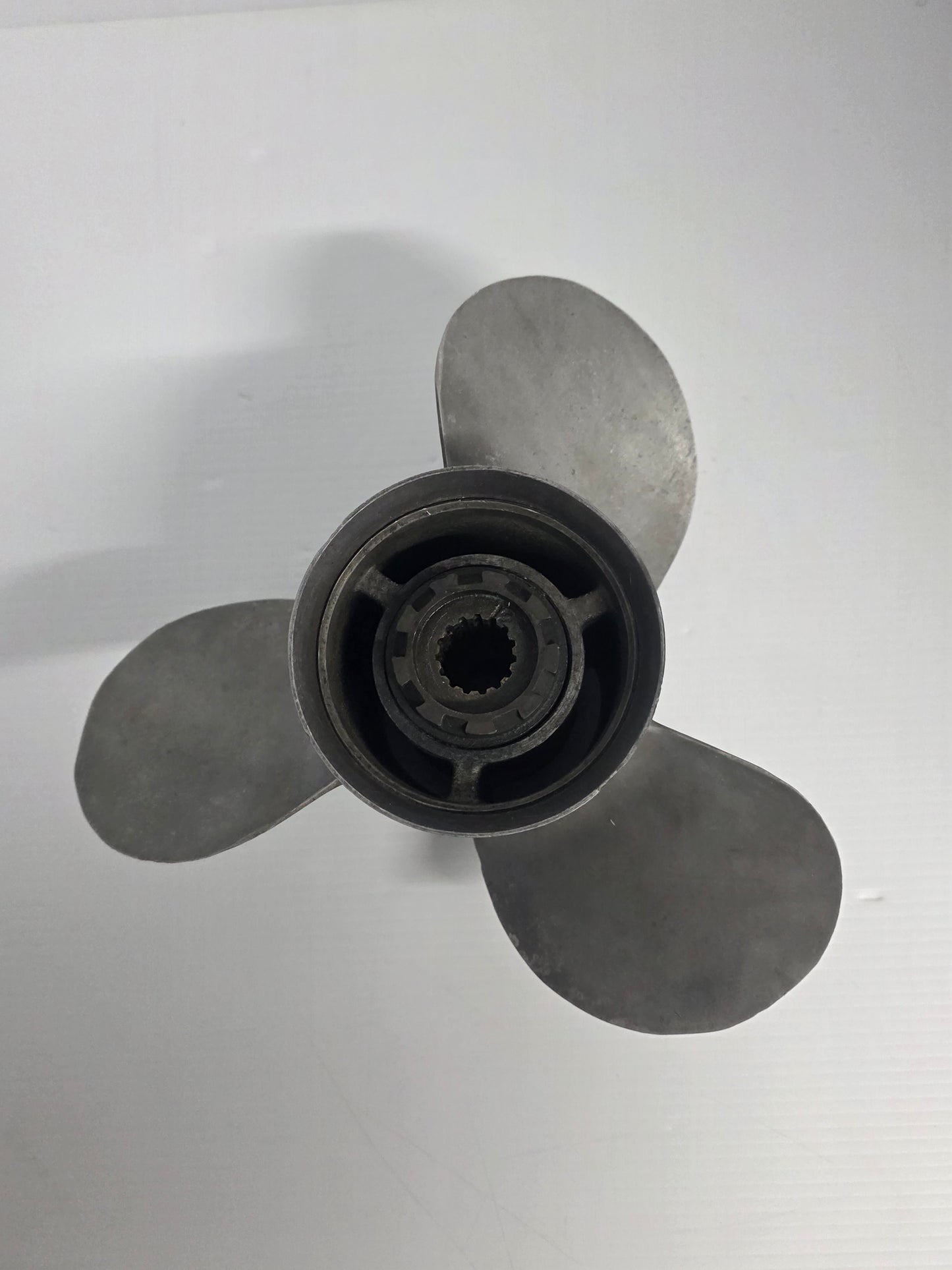 48-77344 48-77344A45 Mercury Black Max 13 1/4 x 17 Aluminium Propeller – RH 15 Spline | Genuine Used Part