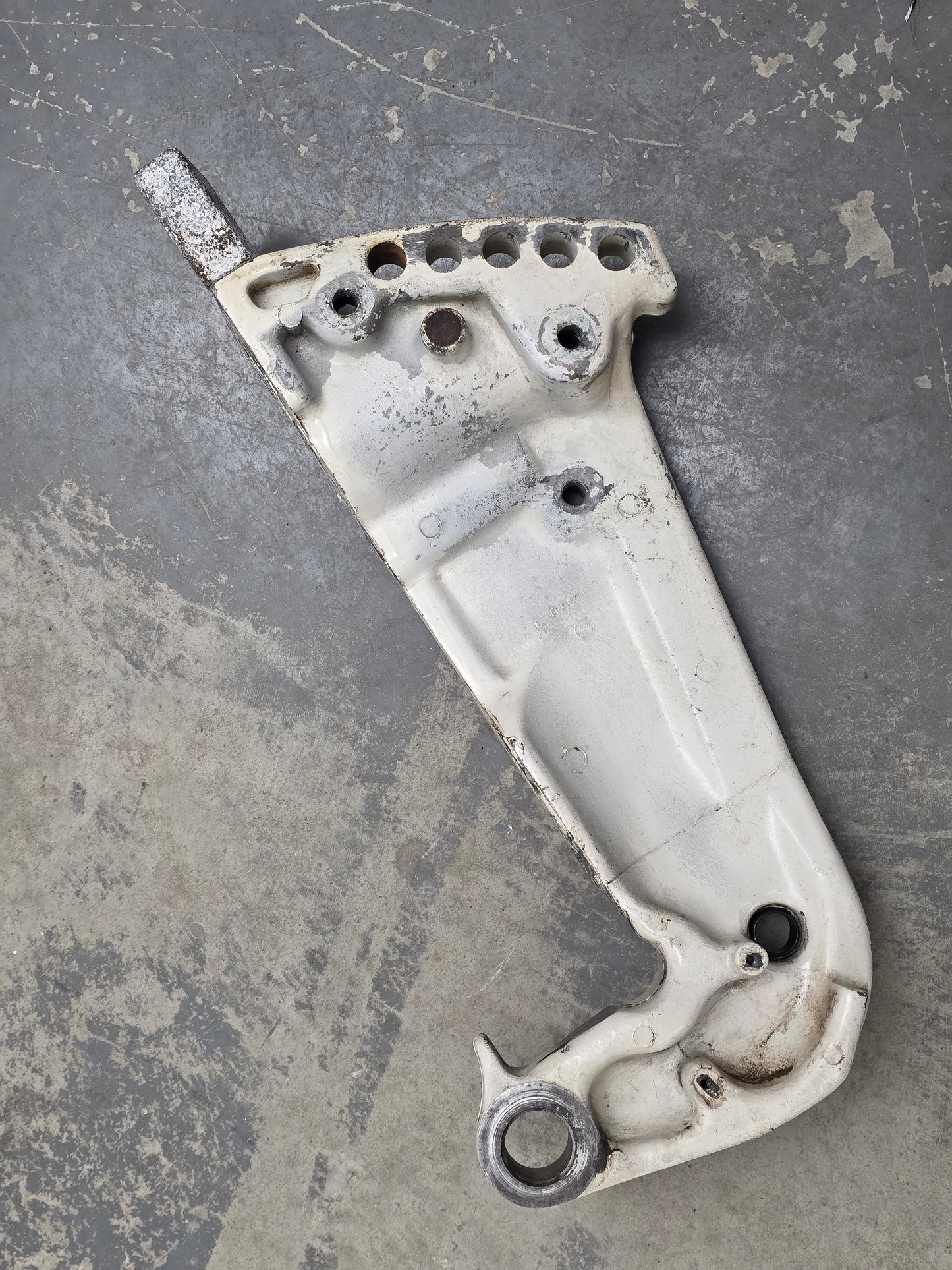 0396309 Johnson 90HP Stern Bracket (Port) | Genuine Used Part