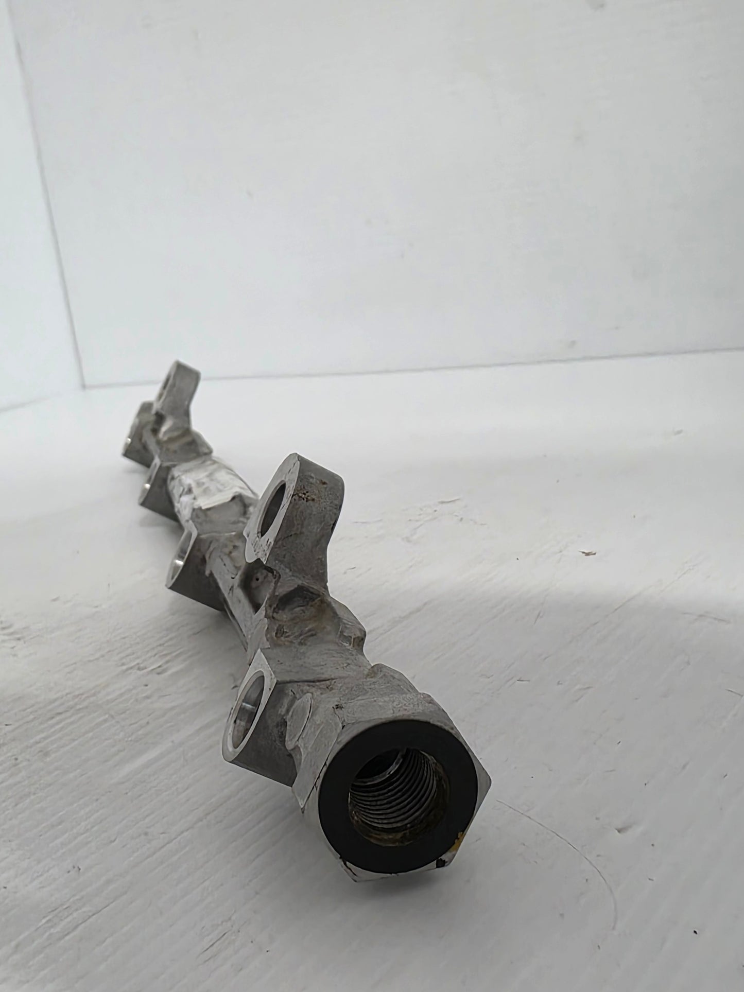 15751-96J00 15710-96J00 Suzuki Fuel Rail | Genuine Used Part