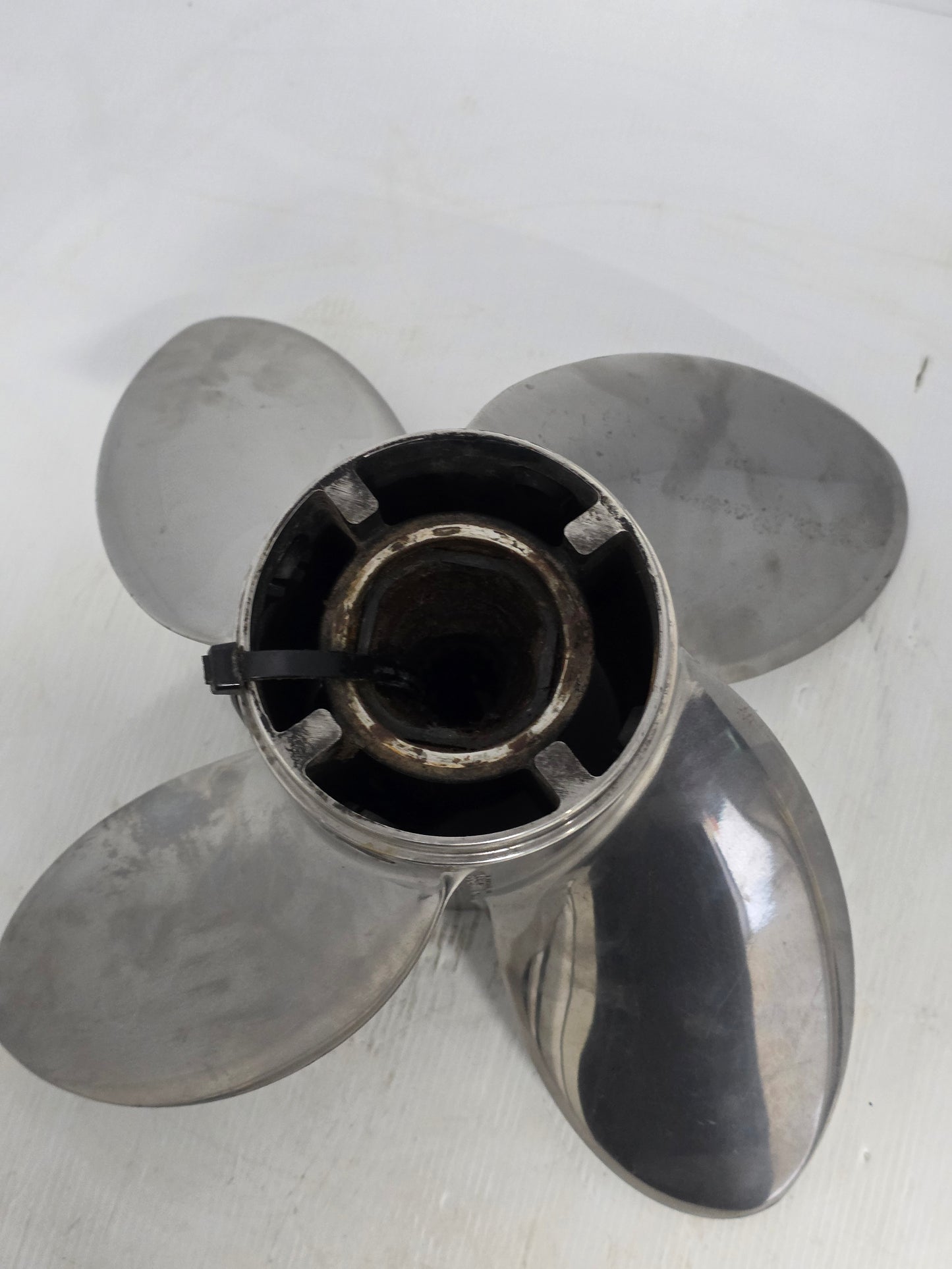 48-825900 48-825900A48 Mercury Vensura 14 x 19 Four-Blade Stainless Steel Propeller – RH 15 Spline | Genuine Used Part