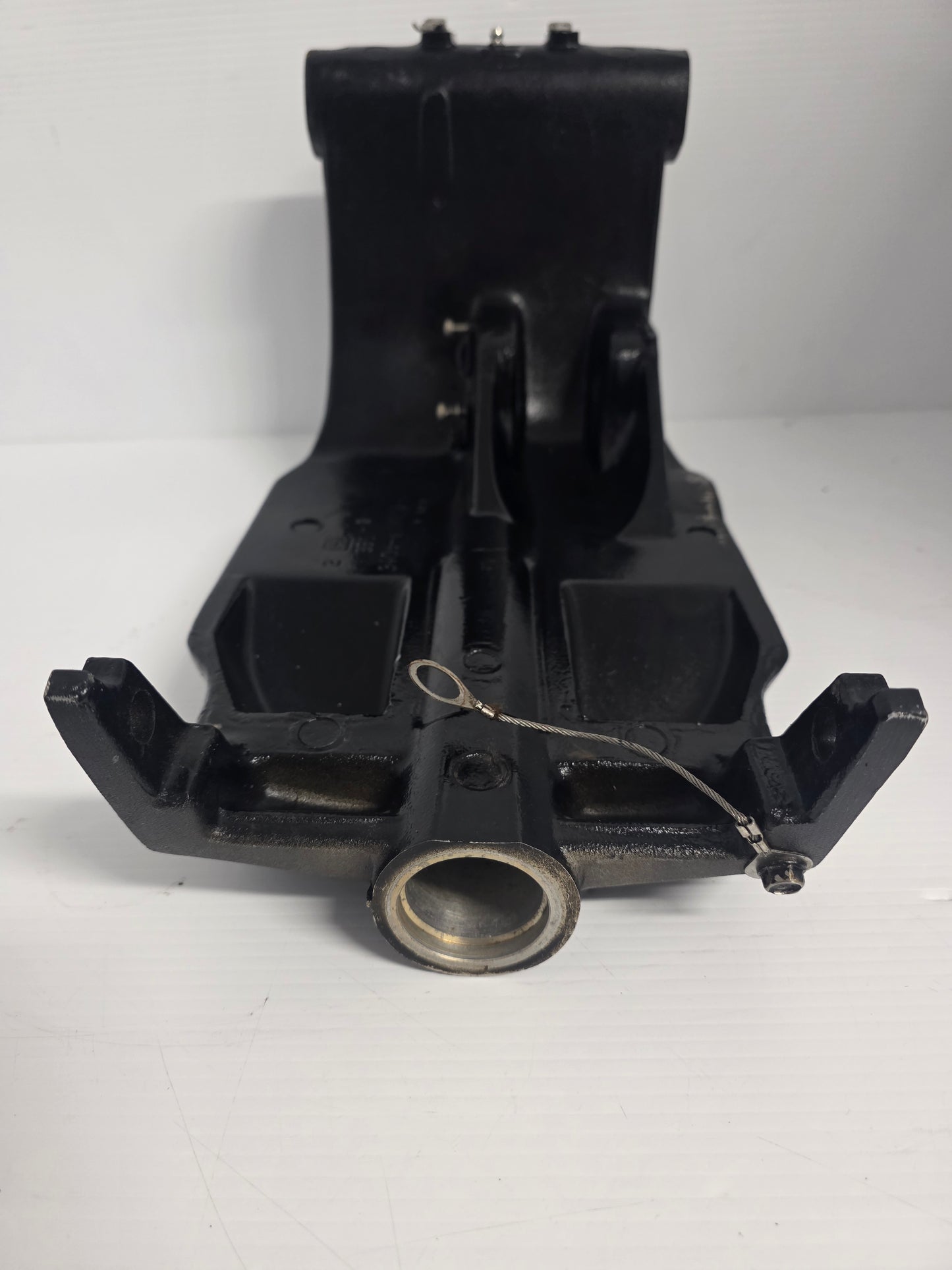 818904T1 8M0220957 Mercury Swivel Bracket | Genuine Used Part